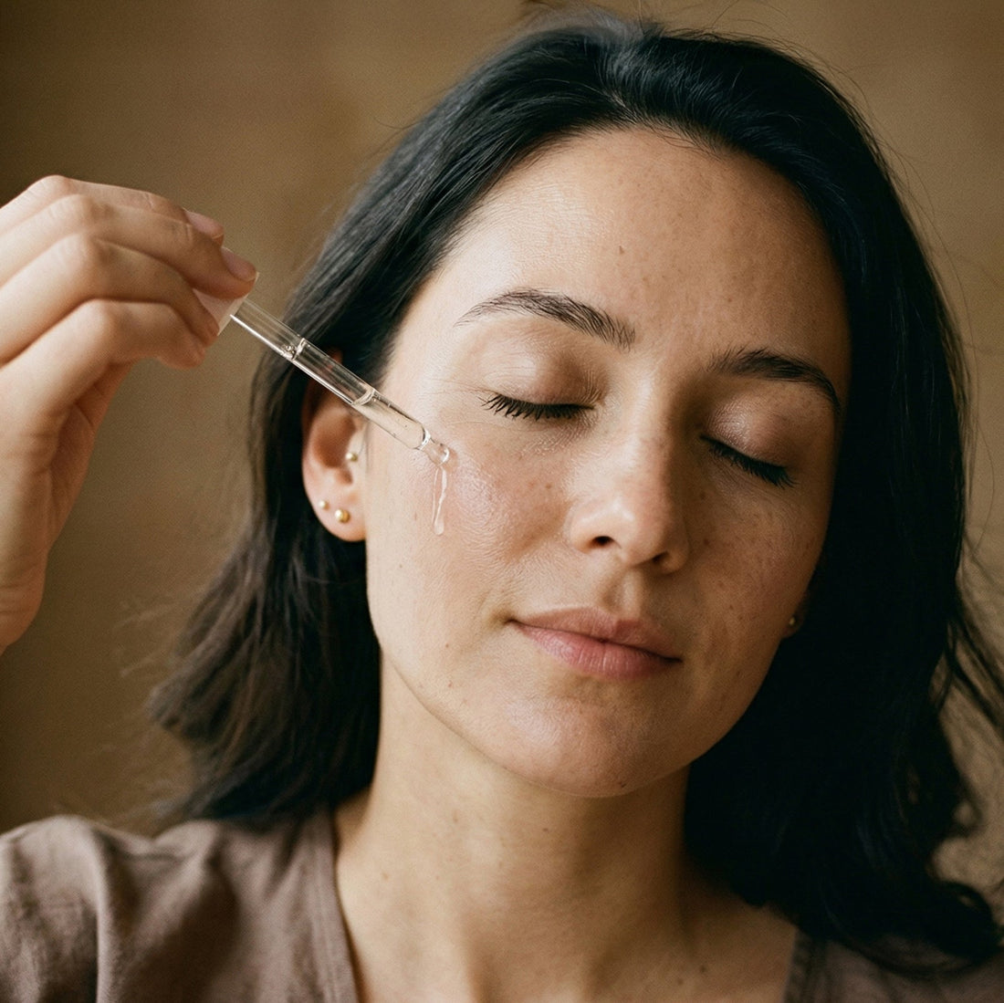 360 Botanics Super Serum Product Spotlight: Natural botanical face oil being applied for a radiant, glowing complexion.