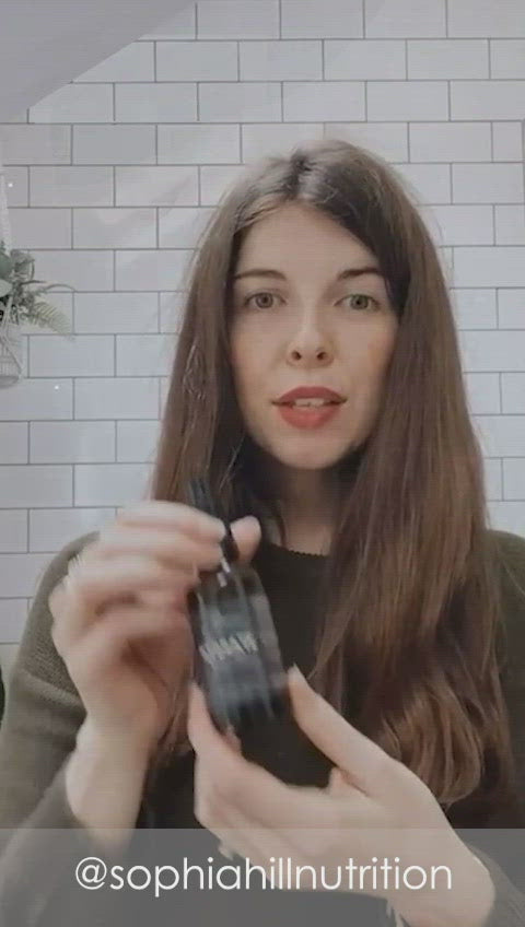 A young woman looking at the camera, giving a review of 360 Botanics HYDRATE Body Oil. She is enthusiastic and isdescribing the qualities of the product and why she likes it.
